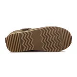 Zapato tipo zueco de gamuza marrón, con suela plataforma ranurada y una tira decorativa en el empeine con bordado geométrico.
