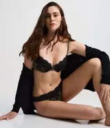 Bombacha modelo bikini confeccionada en microfibra color verde oliva, con laterales anchos y detalles de encaje negro en la parte superior.
