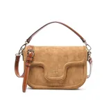 Bandolera color tostado de símil gamuza con detalles en cuero sintético marrón. Cuenta con solapa frontal con cierre magnético, logo XL en el frente, asa corta desmontable y correa larga regulable y desmontable. Incluye herrajes metálicos dorados y bolsillo interno con cierre.