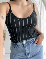 Musculosa negra con tirantes finos y estampado de rayas verticales blancas.