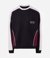 Buzo de corte boxy con diseño color block en negro, blanco y detalles en bordó. Presenta cuello redondo, mangas largas con puños acanalados y estampado lettering frontal con la frase Elevate Clothing & Culture.