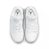 Championes Nike Air Jordan 1 Low de color blanco, con diseño clásico de perfil bajo, capellada de cuero sintético, perforaciones en la puntera para mayor transpirabilidad y suela de goma.