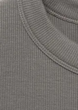 Camiseta de manga corta y cuello redondo, confeccionada en tejido de punto acanalado con diseño entallado al cuerpo.