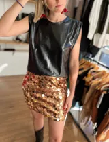 Musculosa negra acharolada con hombreras incorporadas.