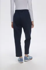 Pantalón tipo babucha de corte recto, confeccionado en tejido con felpa, con cintura elástica y cordón de ajuste frontal.