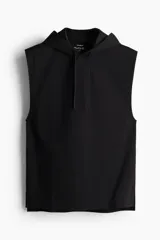 Buzo deportivo sin mangas negro con capucha forrada en malla y cordón ajustable.