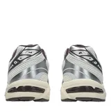 Championes Asics modelo Gel-1130, color blanco con detalles en marrón y plateado, confeccionados en malla transpirable y superposiciones sintéticas.