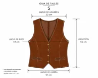 Chaleco sastrero confeccionado en gamuza, con cierre frontal de botones, escote en V y bolsillos frontales con solapa. Presenta un diseño estructurado y elegante.