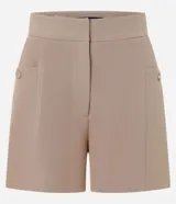 Short sastre de cintura alta con estructura definida, bolsillos laterales decorados con tachuelas metalizadas y recortes delanteros con costura aparente.