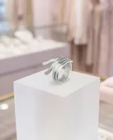 Anillo de plata 925 con diseño ancho y acabado satinado, que presenta múltiples bandas superpuestas de ancho variable.