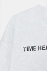 Sudadera negra de cuello redondo y manga larga, con texto blanco "SCREENWRITER & MAIN CHARACTER" en el delantero. Acabados en rib a tono.