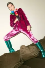 Pantalón de terciopelo fucsia de calce recto, angostándose un poco en los tobillos. Tiro medio con elástico en la parte trasera de la cintura y cierre al costado. Largo al tobillo.