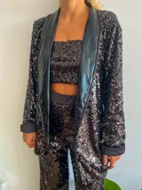 Blazer negro con lentejuelas y solapa de cuero sintético.