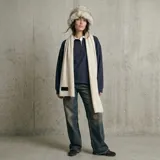 Sombrero tipo ruso de piel sintética en color negro, con diseño voluminoso y textura suave.