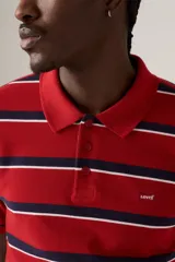 Chomba de hombre marca Levi's, a rayas horizontales rojas, blancas y azules, con cuello polo y logo bordado en el pecho. Corte clásico.