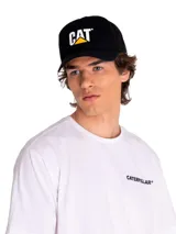 Gorro negro con logo CAT blanco y amarillo en el frente. Tiene visera curva, panel frontal de espuma y ajuste trasero con broche. La parte trasera es de malla negra.