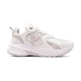 Championes blancos con detalles en plateado, con suela gruesa y logo de la marca en el lateral.