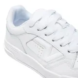Championes Vans modelo Upland, de diseño urbano y estilo retro. Presentan una silueta de caña baja en color blanco total, confeccionados con paneles de cuero sintético y detalles perforados en los laterales. Cuentan con una suela de plataforma robusta y cierre mediante cordones al tono.