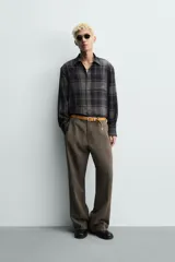 Pantalón de corte flare fit confeccionado en una mezcla de viscosa y lino. Presenta bolsillos delanteros, bolsillos traseros de vivo, cierre frontal con cremallera y gancho metálico oculto.
