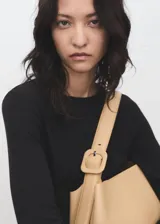 Camiseta básica negra de manga larga, cuello redondo y diseño entallado.