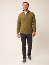 Sweater de polar negro con cuello alto y cierre frontal parcial. Presenta mangas largas con puños elásticos y un pequeño logo bordado en el pecho.