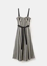 Vestido midi de corte evasé con diseño de rayas verticales en blanco y negro, escote palabra de honor y detalle de cinturón fino en la cintura.