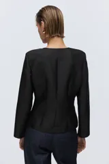 Blazer entallado negro con escote cuadrado, botonadura frontal y hombreras finas.