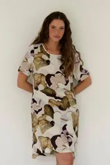 Vestido midi de lino con estampado floral en tonos beige, marrón y violeta, de corte recto y mangas cortas.