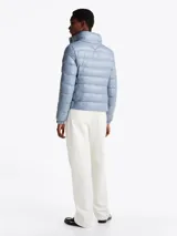 Campera celeste acolchada con relleno de plumón, cuello chimenea y capucha plegable. Cuenta con cierre de cremallera, bolsillos laterales con cremallera y puños elásticos con botones a presión.