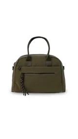 Cartera de mano color beige, confeccionada en tela impermeable, con doble asa corta y correa larga ajustable y desmontable. Presenta cierre principal, bolsillo frontal con cierre y detalle de colgante decorativo.