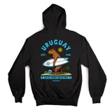 Canguro negro con capucha y bolsillo frontal, con estampa en la espalda que presenta un carpincho surfeando con la leyenda Uruguay y la frase Los de afuera son de palo.