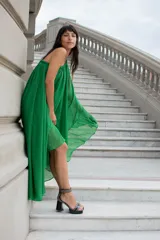 Vestido largo de gasa color verde esmeralda con detalles de lurex, un solo hombro y volados. Incluye viso elastizado al cuerpo.