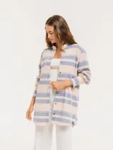 Camisa oversize con cuello mao, puño grueso y frunces en la espalda. Diseño a rayas horizontales azules y beige.