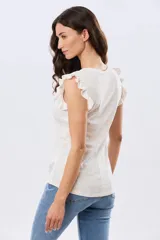 Musculosa blanca con estampado floreado sutil y volados en los hombros, de corte recto.