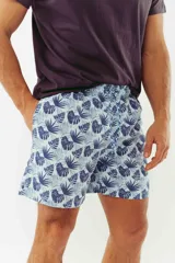 Short de baño azul con franjas horizontales en celeste y azul claro. Cuenta con cintura elástica ajustable con cordón, dos bolsillos laterales y uno trasero.