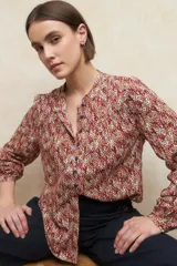 Camisa estampada de manga larga con puños elastizados, cuello mao y botones a tono.