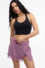 Top deportivo color rosado, de corte crop y escote en V pronunciado, con espalda tipo nadador.