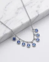 Collar de acero con cadena de eslabones finos y dijes circulares colgantes con circonias azules engastadas.