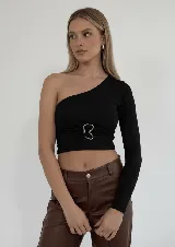 Top negro asimétrico con una manga larga y detalle de hebilla plateada en el frente.