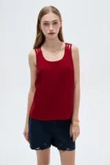 Musculosa roja de viscosa con cuello redondo profundo y breteles múltiples trenzados.