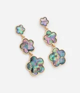 Par de caravanas colgantes con tres flores de nácar iridiscente con borde dorado.