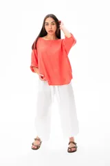 Blusa color coral de viscosa, con escote redondo y mangas 3/4.