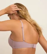 Soutien push-up de microfibra color marrón, con copas moldeadas y tirantes ajustables.