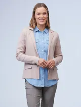 Cardigan tejido color borgoña, marca Elle. Con cuello con solapa, abertura central con botones y bolsillos simulados en la parte delantera.