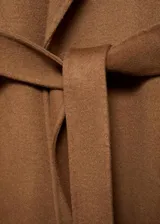 Abrigo largo tipo batín color marrón, confeccionado en mezcla de lana. Presenta cuello con solapas de muesca, cierre frontal mediante cinturón ajustable del mismo tejido, manga larga y dos bolsillos laterales.