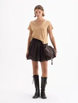 Remera de corte clásico con escote en V y mangas cortas, confeccionada en tejido de punto con mezcla de algodón y lino.