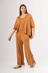 Pantalón palazzo color camel de viscosa y algodón, con cintura elastizada.