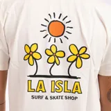 Remera color blanco con estampa de flores y sol en el pecho.