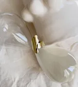 Anillo de bronce dorado con forma de delfín abstracto.