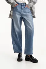 Jean de mezclilla azul claro, tiro medio, con corte globo holgado que se estrecha ligeramente hacia el tobillo.